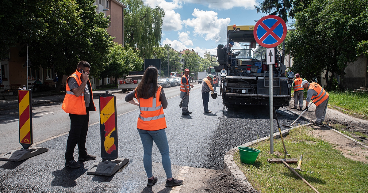 Folytatódnak a nyári útkarbantartási munkálatok Csíkszeredában